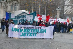 Fertigmachen zur Kundgebung. Jetzt werden gleich, auf dem Weg zum Goseriedeplatz auch die Weihnachtsmarktbesucher an den Ernst der Lage erinnert.
