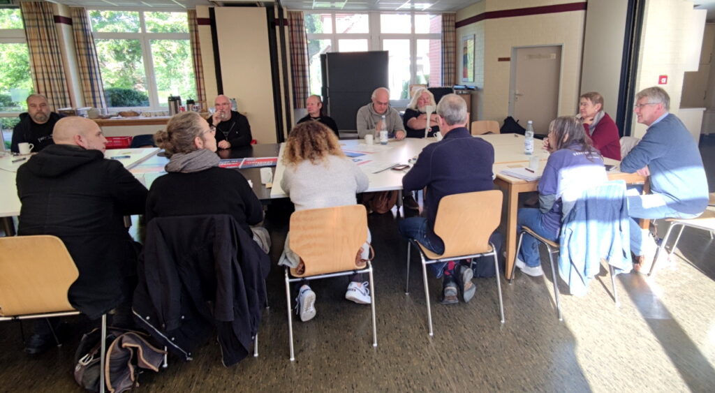 Tagung der ev. Kirche Lüneburg mit der Selbstvertretung (SwM e.V.) - Tagungs-Runde drinnen (2) - 17.09.2022 in Neetze