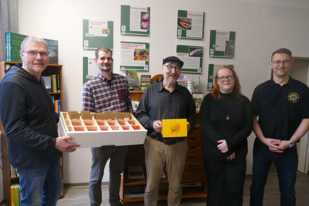 Die Saatgutbibliothek hat jede Menge Unterstützung: Ralf Röhrs (Umweltbeauftragter des Lions Club Sulingen), Dominik Heinick (Saatgutbibliothek), Jean-Luc Diederichs ( Bibliothek Freistatt), Svenja Pingel (Saatgutbibliothek) und Marcus Thannhäuser (Präsident des Lions Club Sulingen)