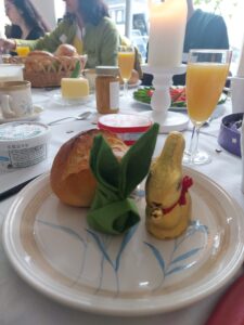 Ein Serviettenhase - und ein Hase in Geschenkform. Danke Rene