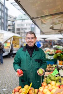 Tombolas mit Gewinnen für Groß und Klein, Livemusik und noch viel mehr: Von Mitte Mai bis in Ende Juni bieten Händler:innen auf vielen Wochenmärkten im Land Bremen ein buntes und vielfältiges Programm an (Foto: © M3B GmbH/Vera Döp)