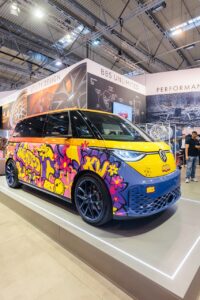 Alles so schön bunt hier - Flower-Power-VW Bully auf der ESSEN MOTOR SHOW 2022 (Foto: Alex Muchnik /©MESSE ESSEN GmbH)