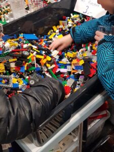 Klamotten, Accessoires, Spielzeug und mehr gibt es auf dem Kinderflohmarkt piccolino* am Sonntag, 21. Mai 2023, in Halle 4 der MESSE BREMEN (© piccolino*-Markt)