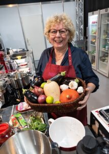Die bekannte Bremer Küchenmeisterin und Dozentin Barbara Stadler macht in ihren Kochworkshops Lust auf gesunde Ernährung ohne Zubereitungsstress. (Foto: M3B GmbH/Jan Rathke)