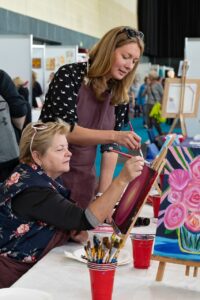 Auf der KreativZeit in Halle 3 kann man nicht nur gucken, sondern auch mitmachen. An allen drei Veranstaltungstagen werden zahllose Workshops zu allen möglichen Selbermach-Themen angeboten.(Foto: M3B GmbH/Jan Rathke)