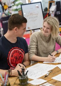 Wer Lust hat, kann sich spontan kreativ betätigen, beispielsweise beim Handlettering-Workshop auf der KreativZeit in Halle 3. (M3B GmbH/Jan Rathke)