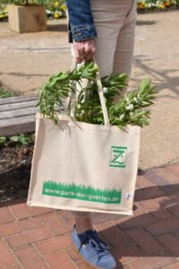 Mit der langlebigen Mehrweg-Tasche aus dem Park tragen Sie Ihre Einkäufe mit Verantwortung. (Foto: Park der Gärten)