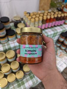 Am Stand von „Umami Ferment“ finden Besucher:innen des Herbstmarktes eingelegtes Gemüse aus der Region. (Foto: © Umami Ferment)