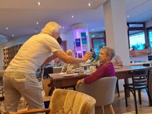Sie wusste ein passendes Zitat. Dafür bekam die Zuschauerin vom LAK-Geschäftsführer Klaus-Dieter Gleitze einen fast schon legendären Preis -- das 9-Euro-Ticket. Wir wünschen gute Fahrt.