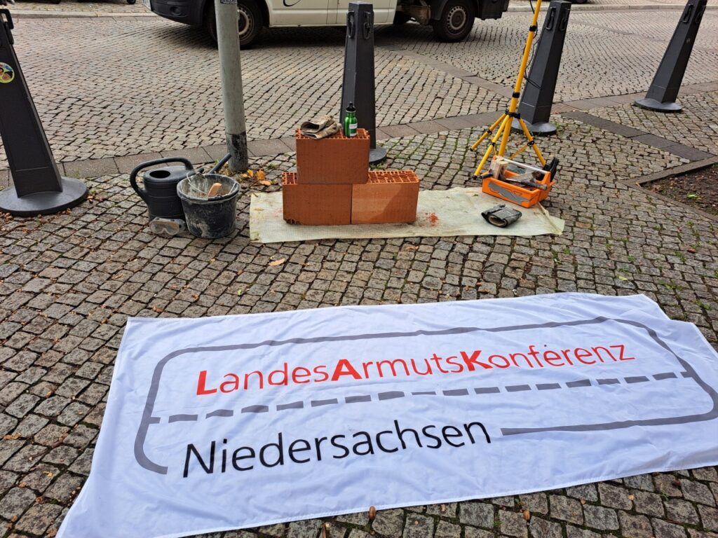 Alles steht bereit. Werkzeug, Backsteine, sogar ein Vermessungsgerät.