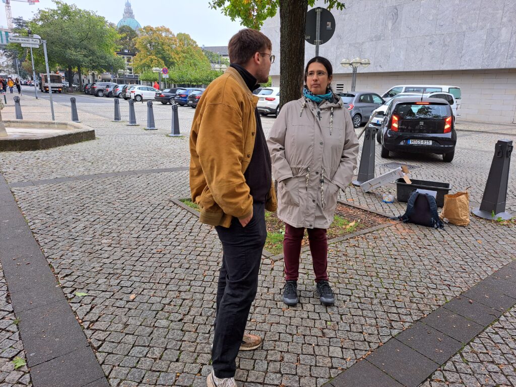 Fabian Steenken (LAK) unterhält sich mit einer Praktikantin.