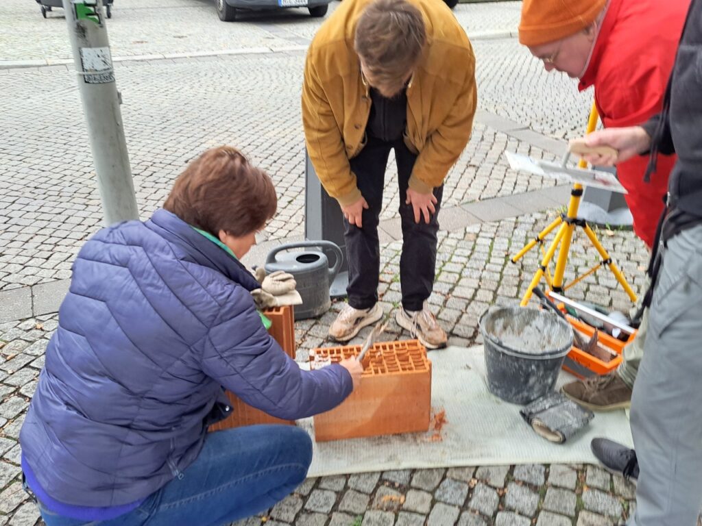 Selbst die Vizepräsidentin der Landesregierung packte mit an. Das wird Meta Janssen-Kucz im niedersächsischen Parlament jetzt erst recht müssen - und ihre Mitdelegierten natürlich auch