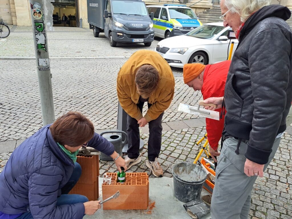 Die Zeitkapsel wird symbolisch in das Mauerwerk eingearbeitet. Die Zeit läuft - hoffentlich nicht davon!