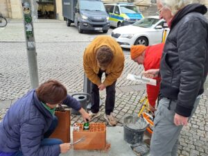 Die Zeitkapsel wird symbolisch in das Mauerwerk eingearbeitet. Die Zeit läuft - hoffentlich nicht davon!