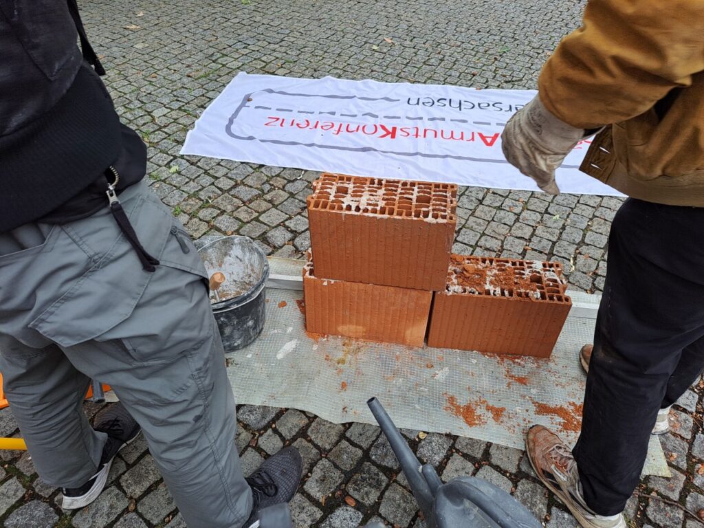Hart gearbeitet wurde auch. Zumindest so engagiert, dass Arbeitshandschuhe gebraucht wurden.