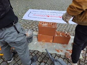 Hart gearbeitet wurde auch. Zumindest so engagiert, dass Arbeitshandschuhe gebraucht wurden.