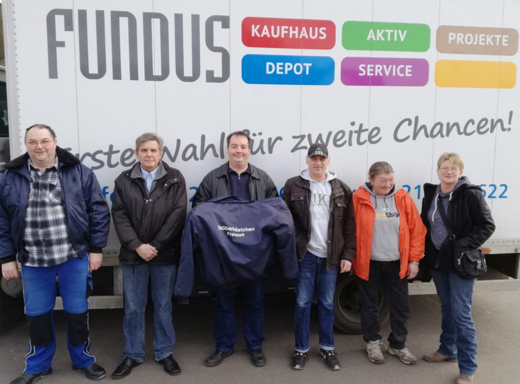 Mitarbeiter und Ilse Plate(r.) zu Gast in Nienburg