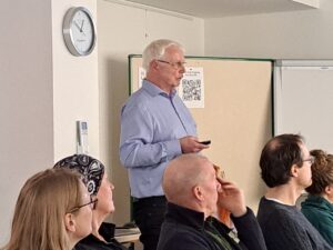 Matthias Günther (stehend) während seiner Präsentation der Studie. Details dazu folgen in Bälde
