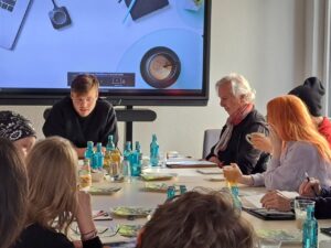 Moderator Fasbian Steenken (Mitte) sowie der scheidende Geschäftsführer Klaus-Dieter Gleitze (rechts). Doch von Ruhestand kann noch nicht die Rede sein