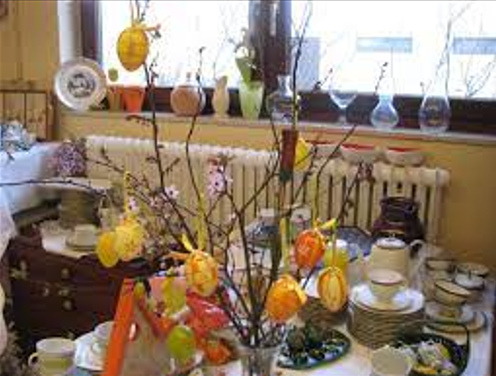 Ein bunter Osterstrauch für den festlichen Frühstückstisch
