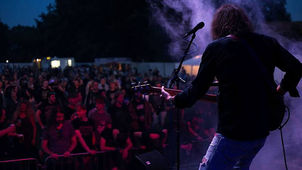 RockDasDing.de -- Performing Artist in front of Crowd