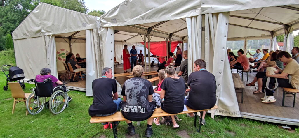 SwM e.V. - Wohnungslosentreffen 2024 - Theatervorführung mit Publikum und jüngster Teilnehmerin - 02.08.2024