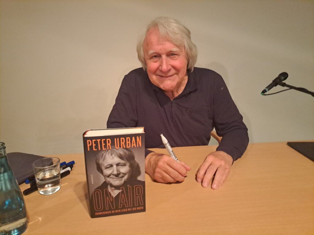 Peter Urban mit Buch. Bereits seit knapp einem Jahr die bewegende und bewundernswerte Biographie des gebürtigen Bramscher erhältlich.